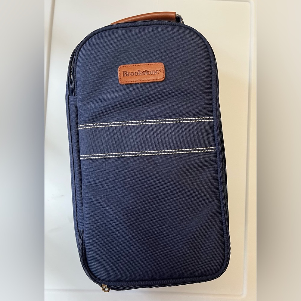 New Brookstone Blue Nylon Insulated Wine
Carrier Picnic Travel Case